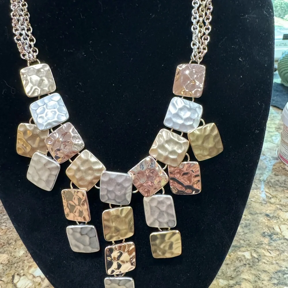 STATEMENT NECKLACE Tri color 18 in to 21 in adjustable Lobster clasp. EX…